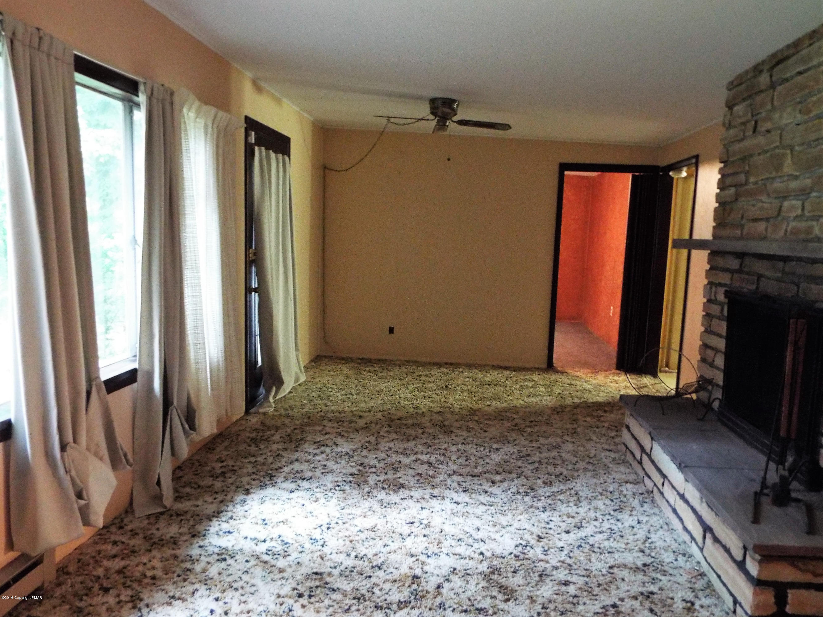 1615 Donalds Road Effort, PA 18330 - Photo 2 of 13 Donald Living Room