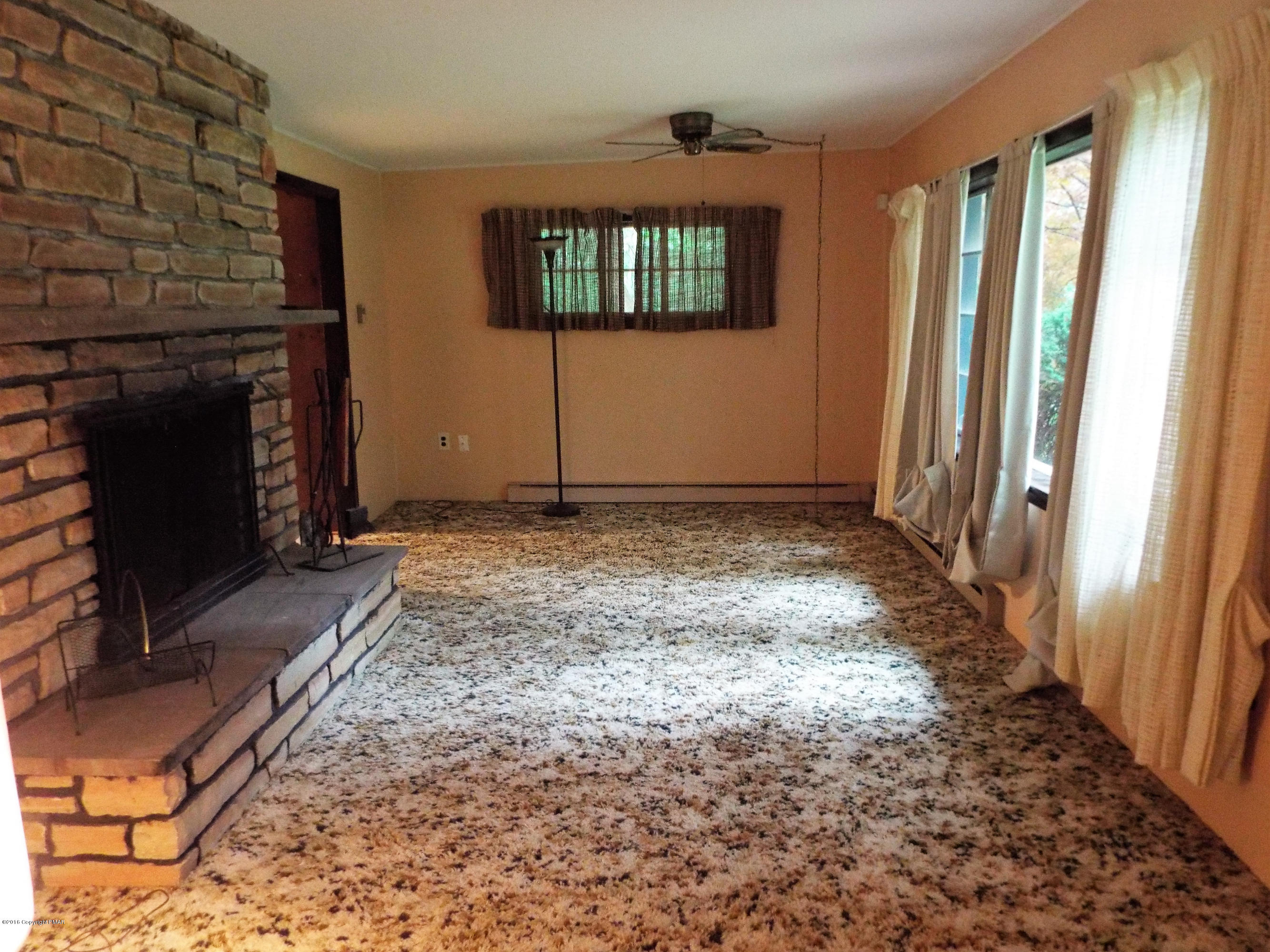 1615 Donalds Road Effort, PA 18330 - Photo 4 of 13 Living Room Main