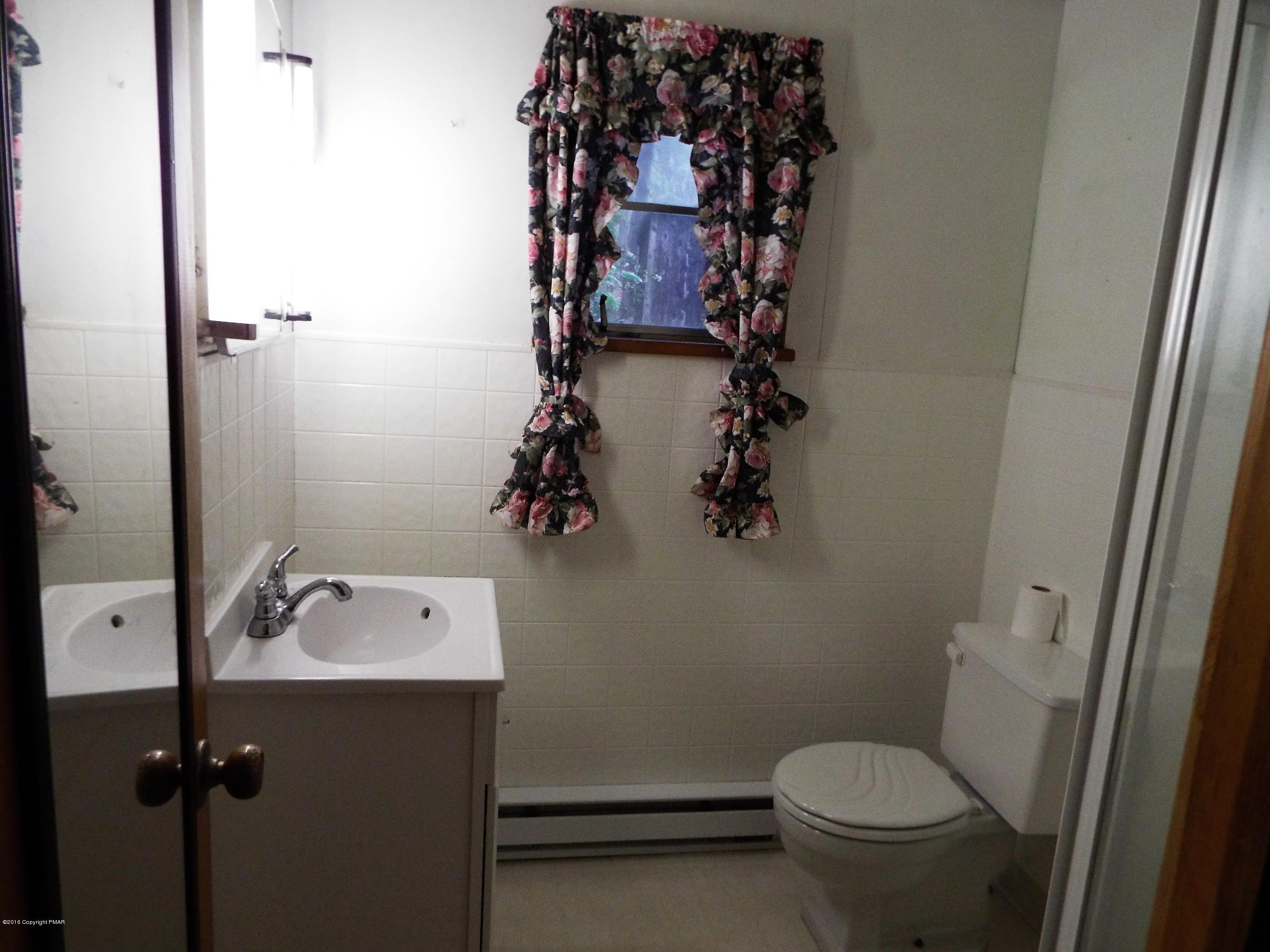 1615 Donalds Road Effort, PA 18330 - Photo 8 of 13 Main Bathroom