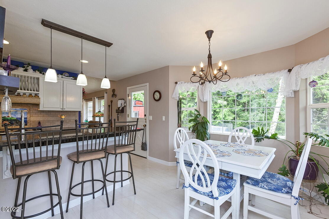 2450 Southwest Fairway Circle Waldport, OR 97394 - Photo 26 of 30 Dining Area