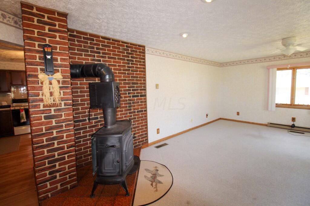 8091 Cincinnati-Zanesville Road Southwest Amanda, OH 43102 - Photo 5 of 24 Living Room