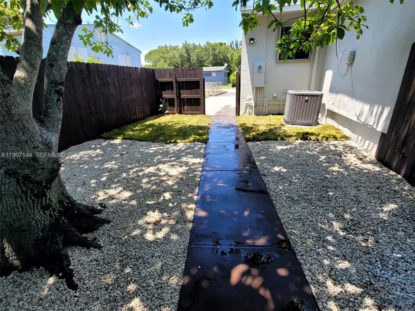 a view of a backyard