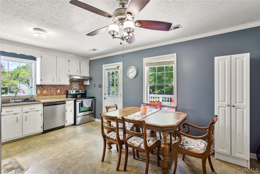 30 Buckner Road Bumpass, VA 23024 - Photo 9 of 25 Eat-in kitchen view to the back door exit to the 1