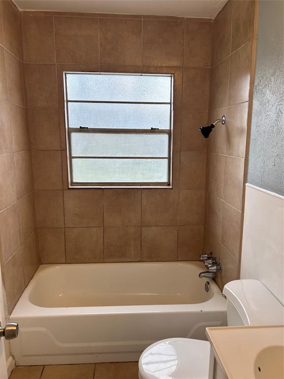 409 Wildwood Drive Mesquite, TX 75149 - Photo 5 of 9 a bathroom with a bathtub and a toilet