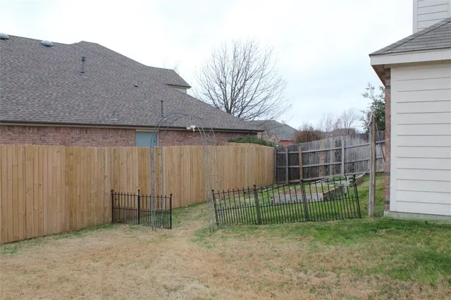a view of a backyard