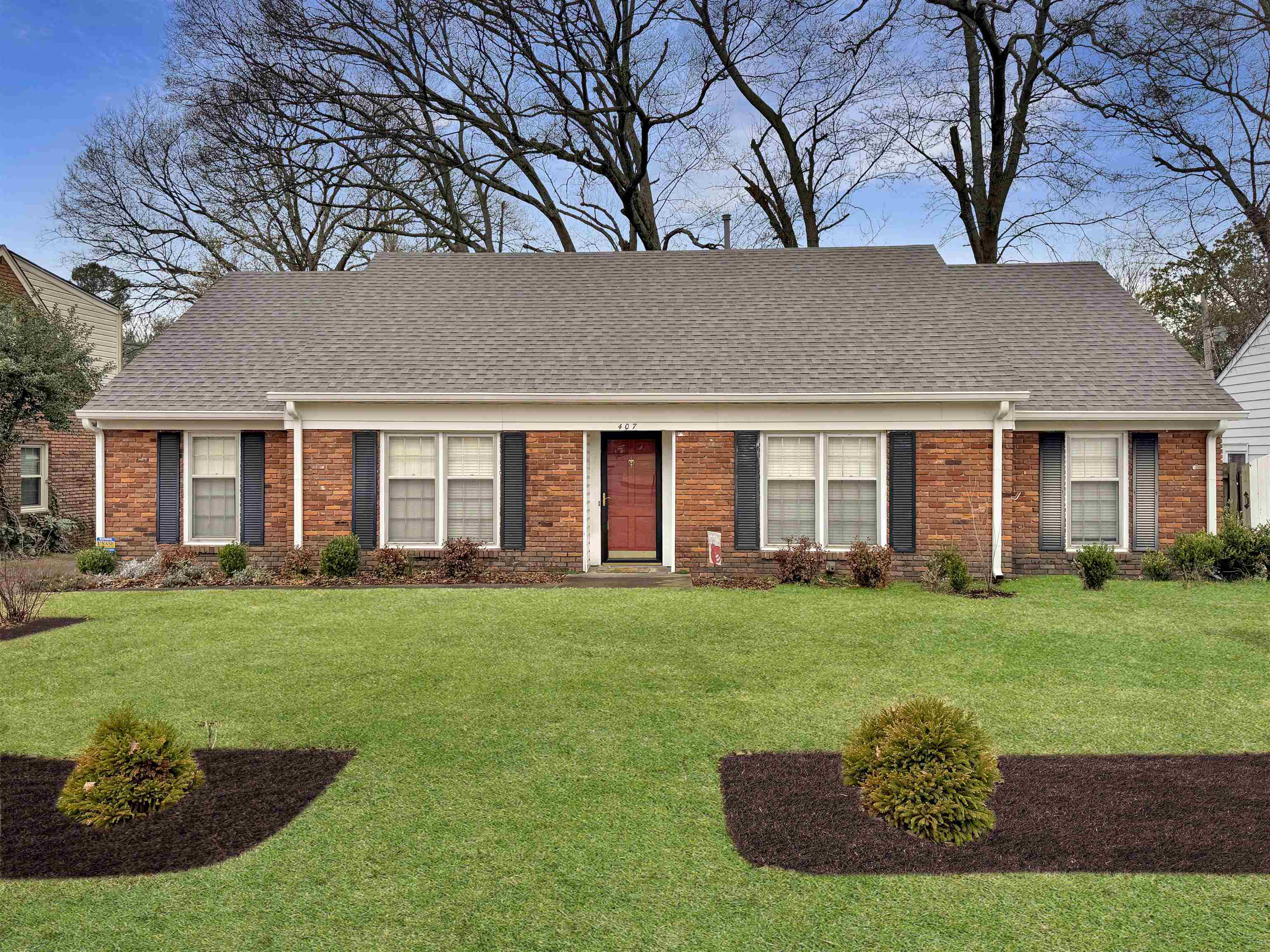 a view of a house with backyard and garden