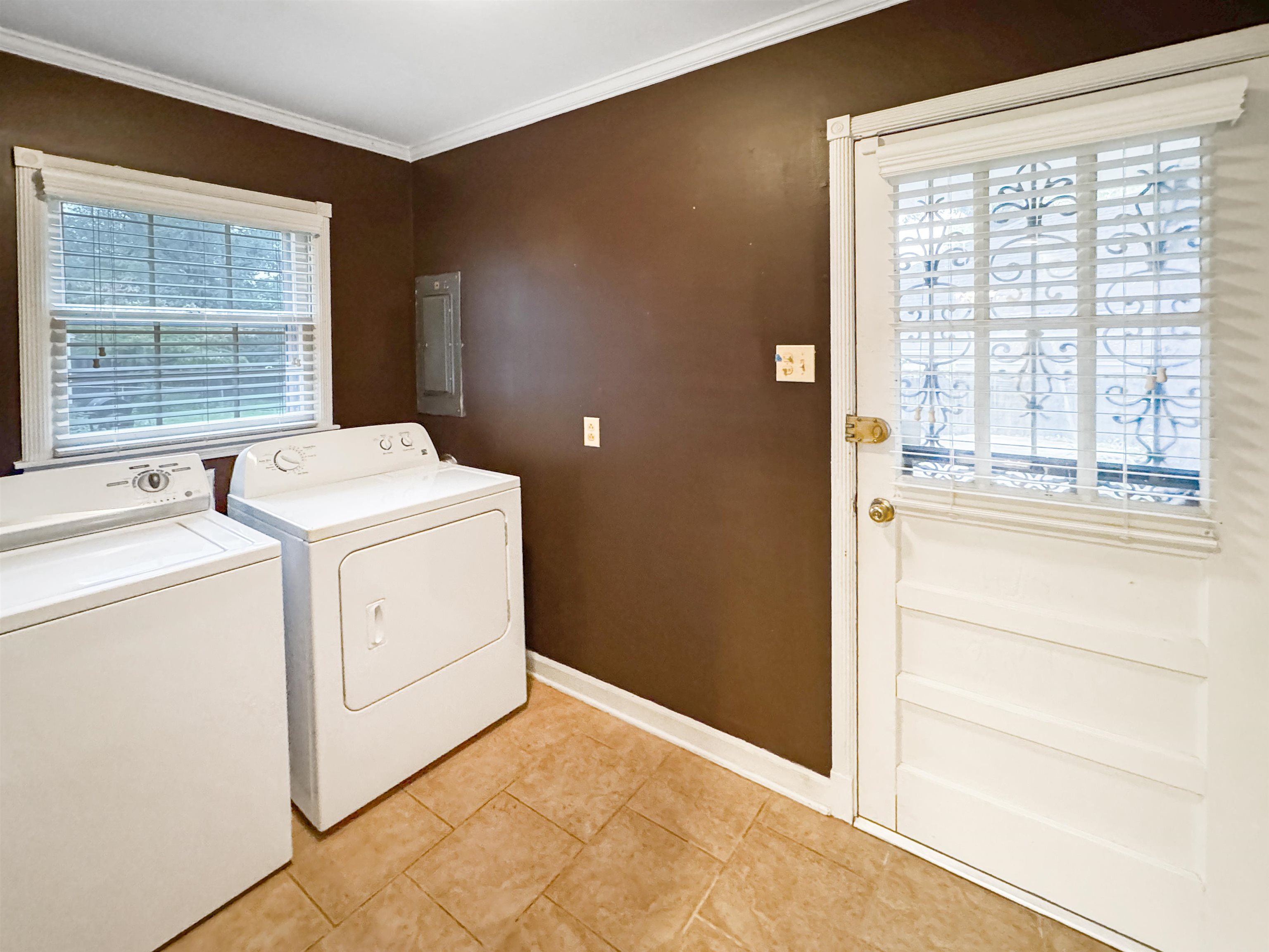 407 Meadvale Road Memphis, TN 38120 - Photo 15 of 37 a utility room with dryer and washer