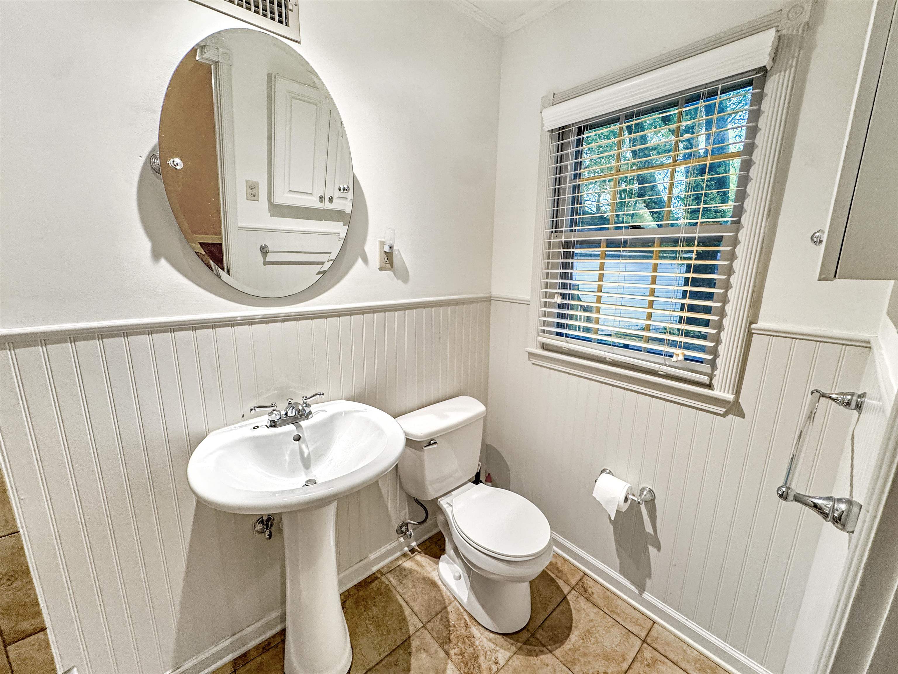 407 Meadvale Road Memphis, TN 38120 - Photo 23 of 37 a bathroom with a sink a mirror and a toilet