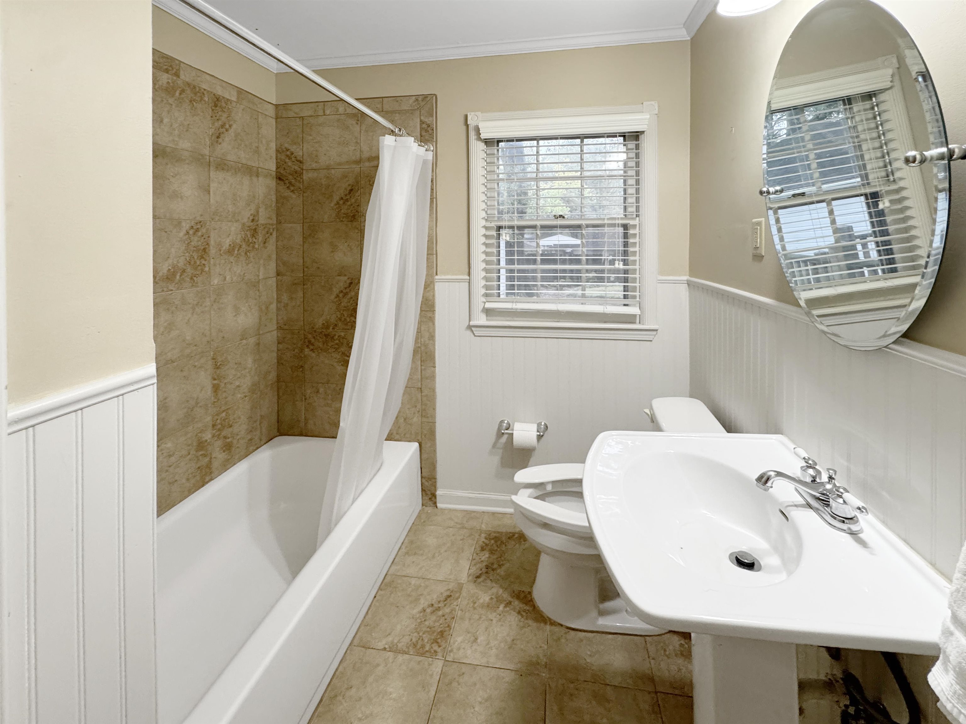 407 Meadvale Road Memphis, TN 38120 - Photo 28 of 37 a bathroom with a bathtub a sink and a window