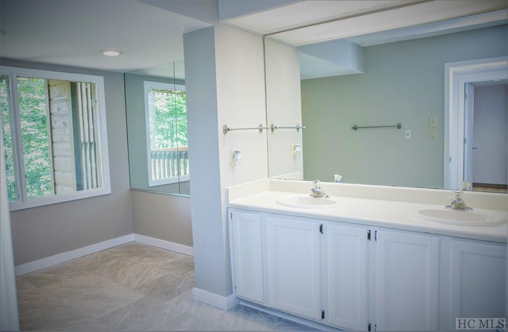 228-59 Emerald Ridge Road, Unit 59 Sapphire, NC 28774 - Photo 9 of 10 Gallery Image 9