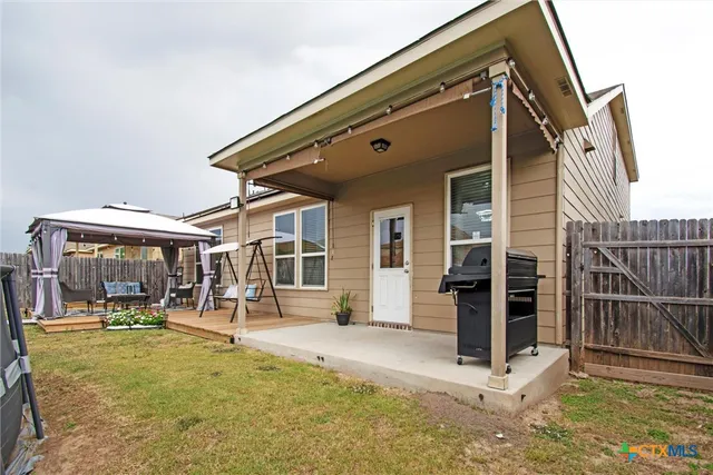 a view of a house with backyard