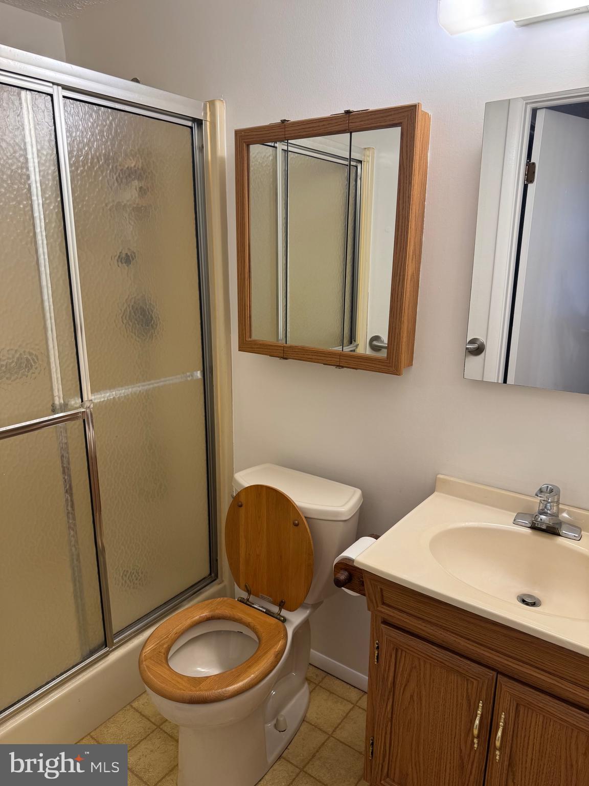 540 Fuselage Avenue Baltimore, MD 21221 - Photo 8 of 17 Owners Full Bath