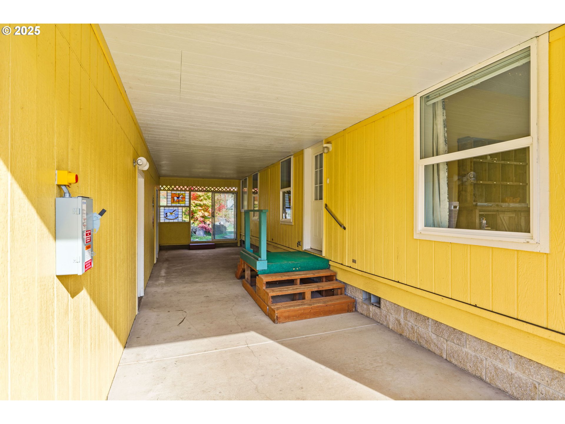 47849 West 2nd Street Oakridge, OR 97463 - Photo 27 of 45 a hallway with a large window