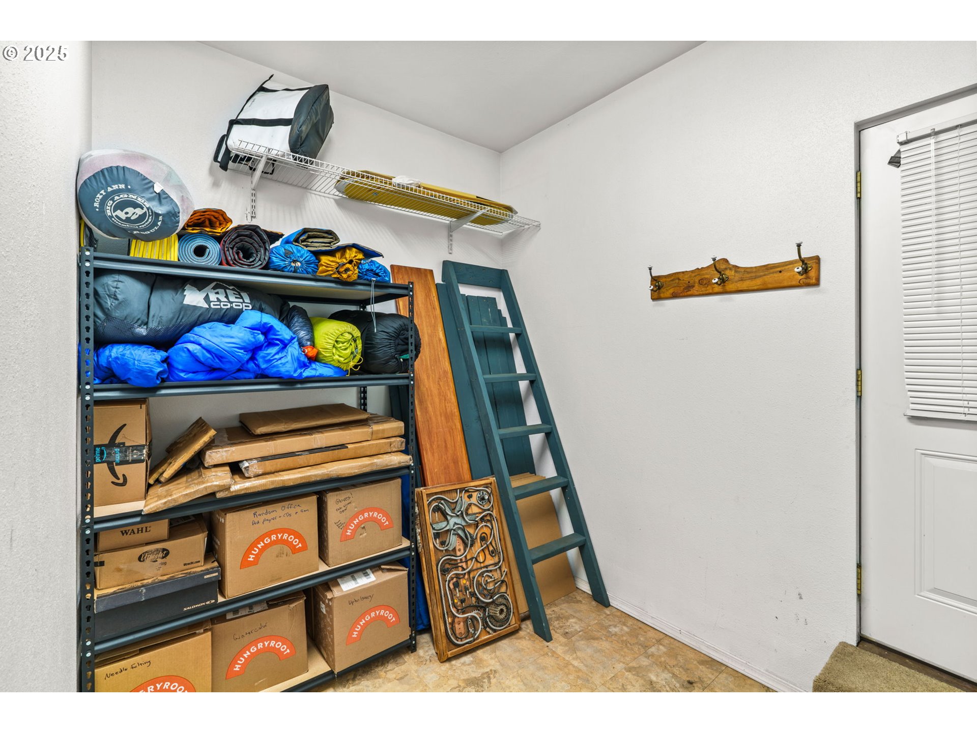 47849 West 2nd Street Oakridge, OR 97463 - Photo 29 of 45 a view of a book shelf