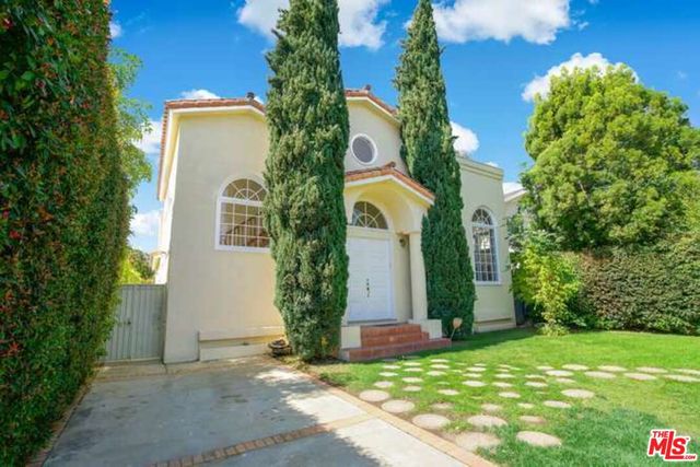 a view of a back yard of the house