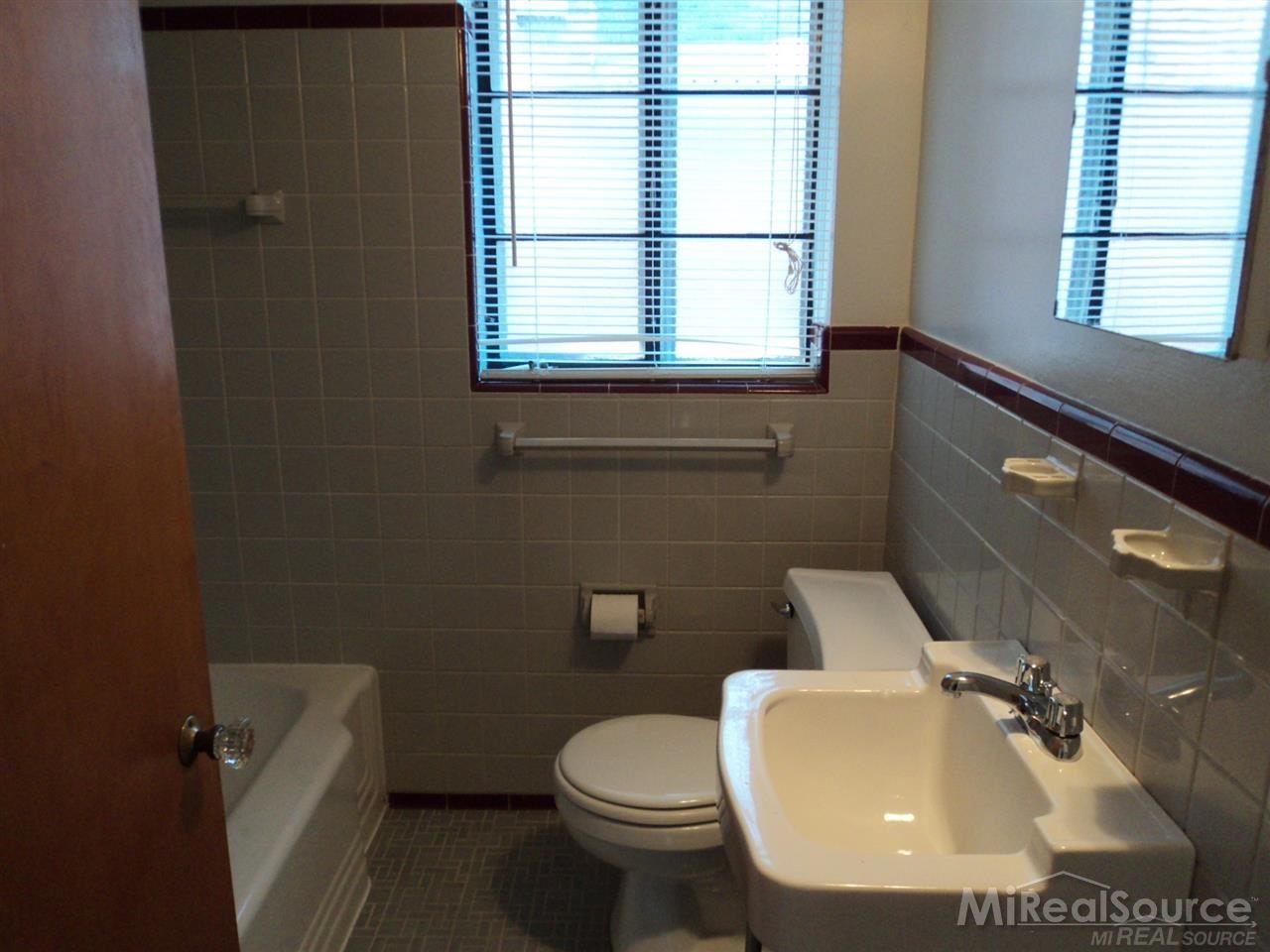 1094 Vernier Road Grosse Pointe, MI 48236 - Photo 6 of 7