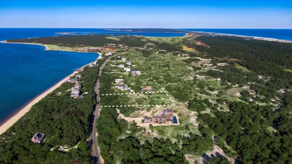 $2,300,000 | 328 Cranberry Hole Road, Amagansett, NY 11930