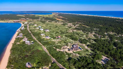 $2,300,000 | 328 Cranberry Hole Road, Amagansett, NY 11930