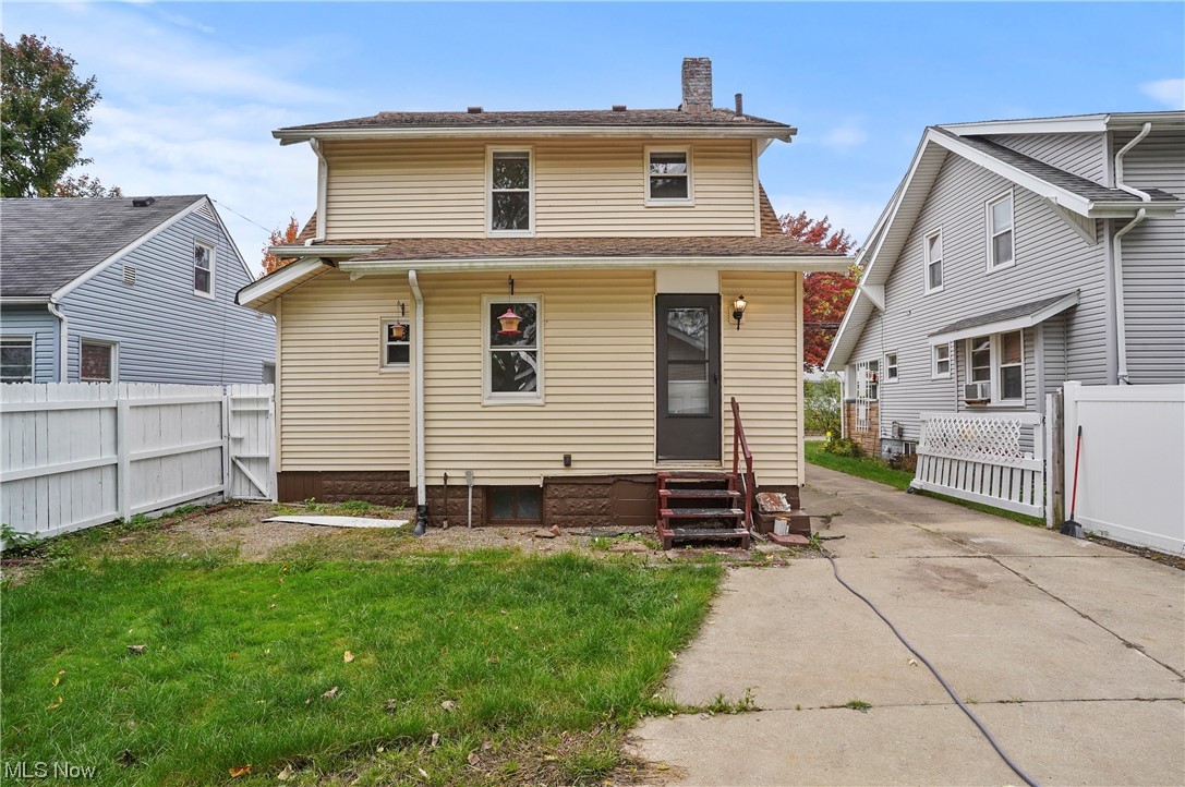 995 Inman Street Akron, OH 44306 - Photo 12 of 34 995 Inman St, Akron, Ohio 44306 is a Beautiful newly remodeled 2-story home with oversized 2 car garage includes a fully fenced private backyard! This home qualifies for a $5,000 grant from lender, ask for details!