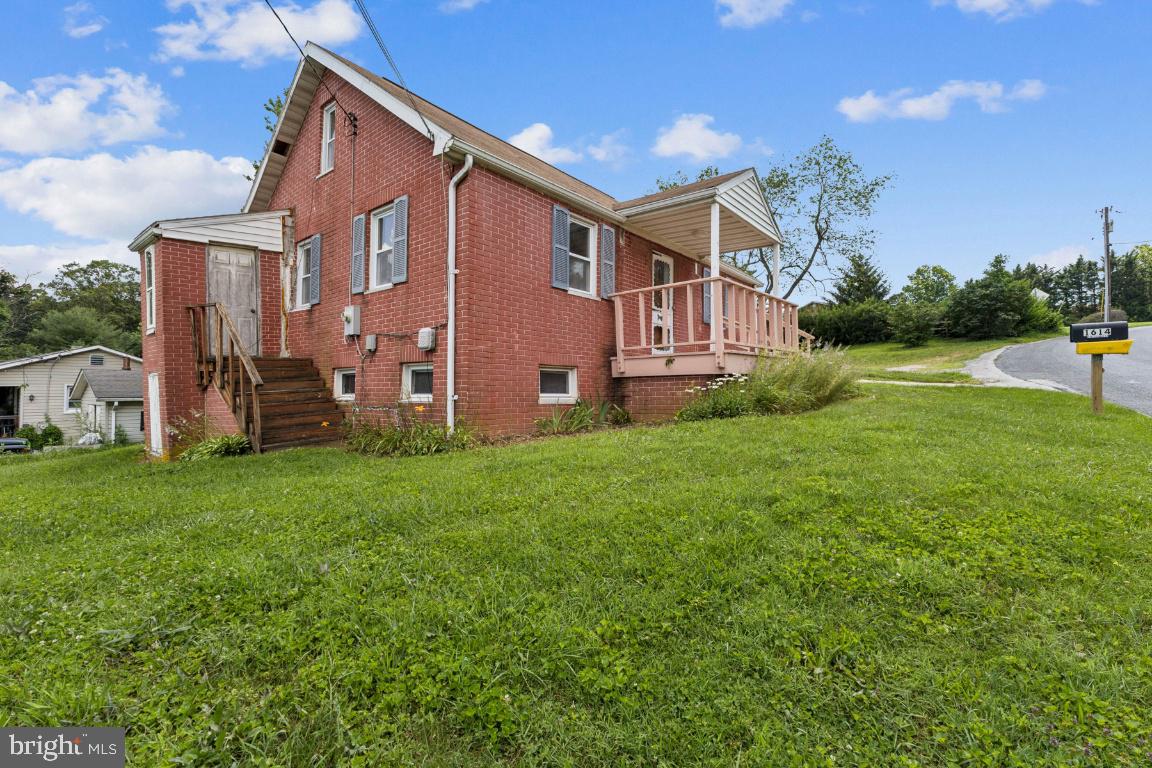 1614 Gablehammer Road Westminster, MD 21157 - Photo 13 of 32 a front view of a house with garden