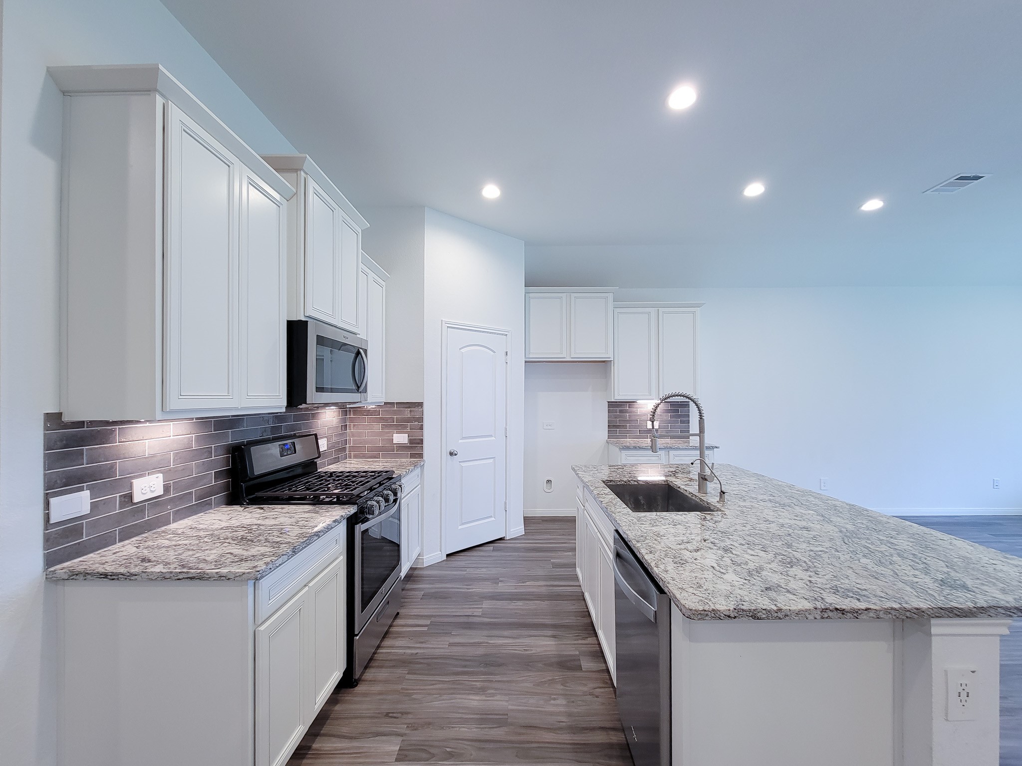 907 Youth Water Road Montgomery, TX 77316 - Photo 4 of 41