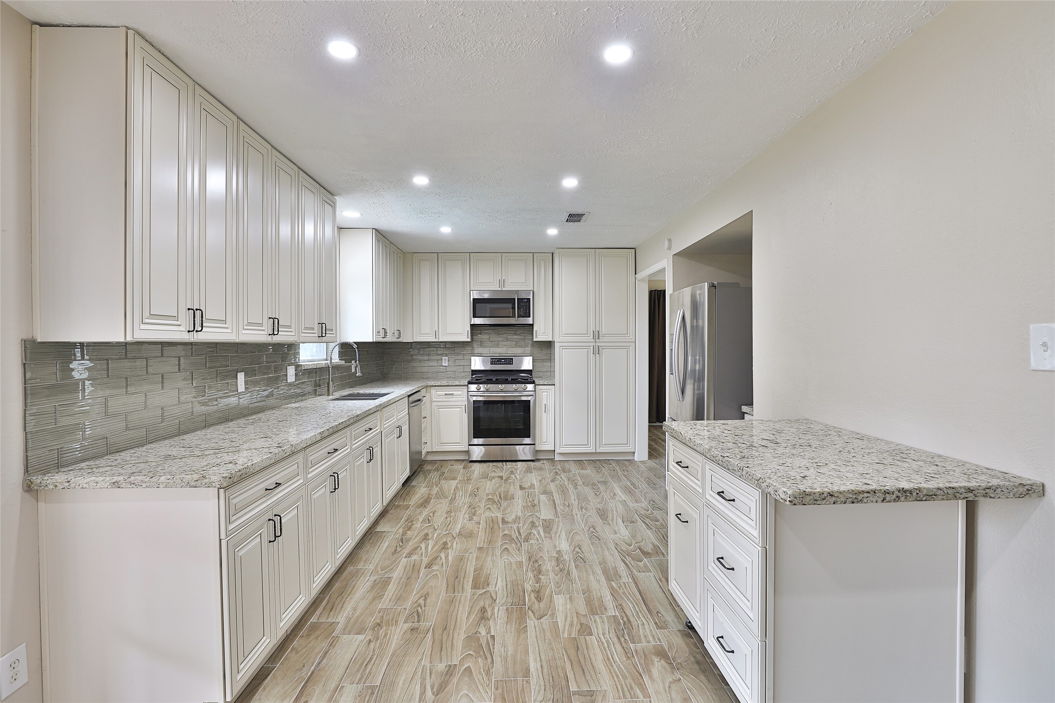 2706 Stetson Lane Houston, TX 77043 - Photo 16 of 46 COMPLETELY RENOVATED KITCHEN HAS A MOVABLE ISLAND KITCHEN