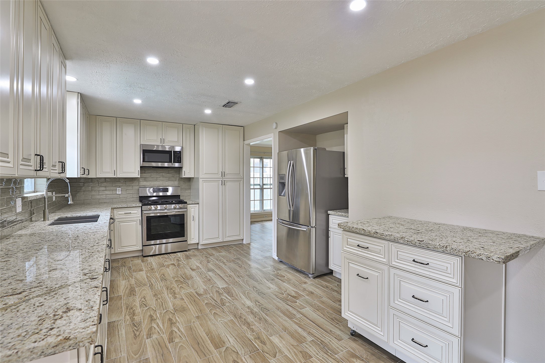 2706 Stetson Lane Houston, TX 77043 - Photo 18 of 46