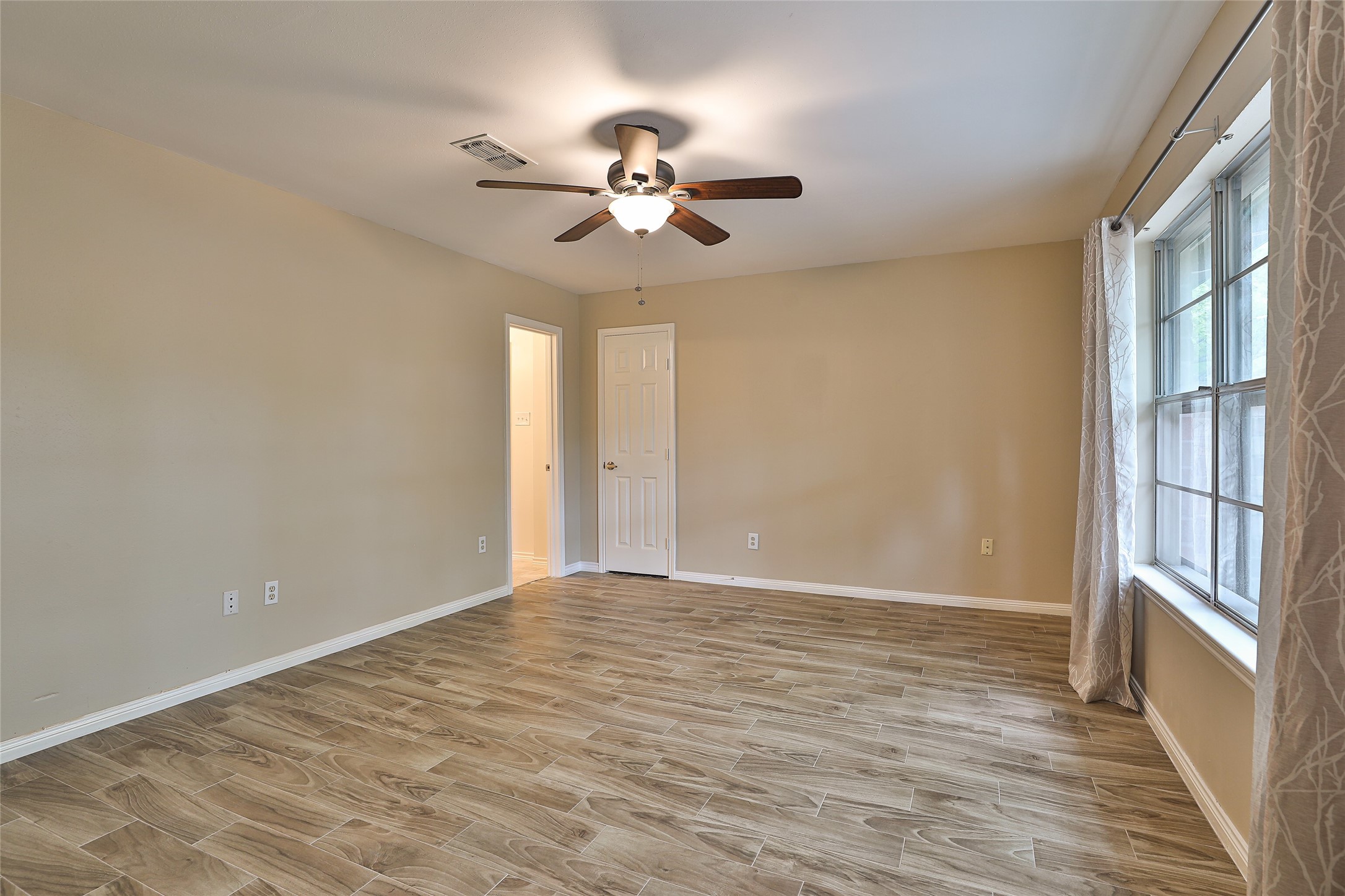 2706 Stetson Lane Houston, TX 77043 - Photo 24 of 46 PRIMARY BEDROOM IS CONVENIENTLY LOCATED DOWNSTAIRS!