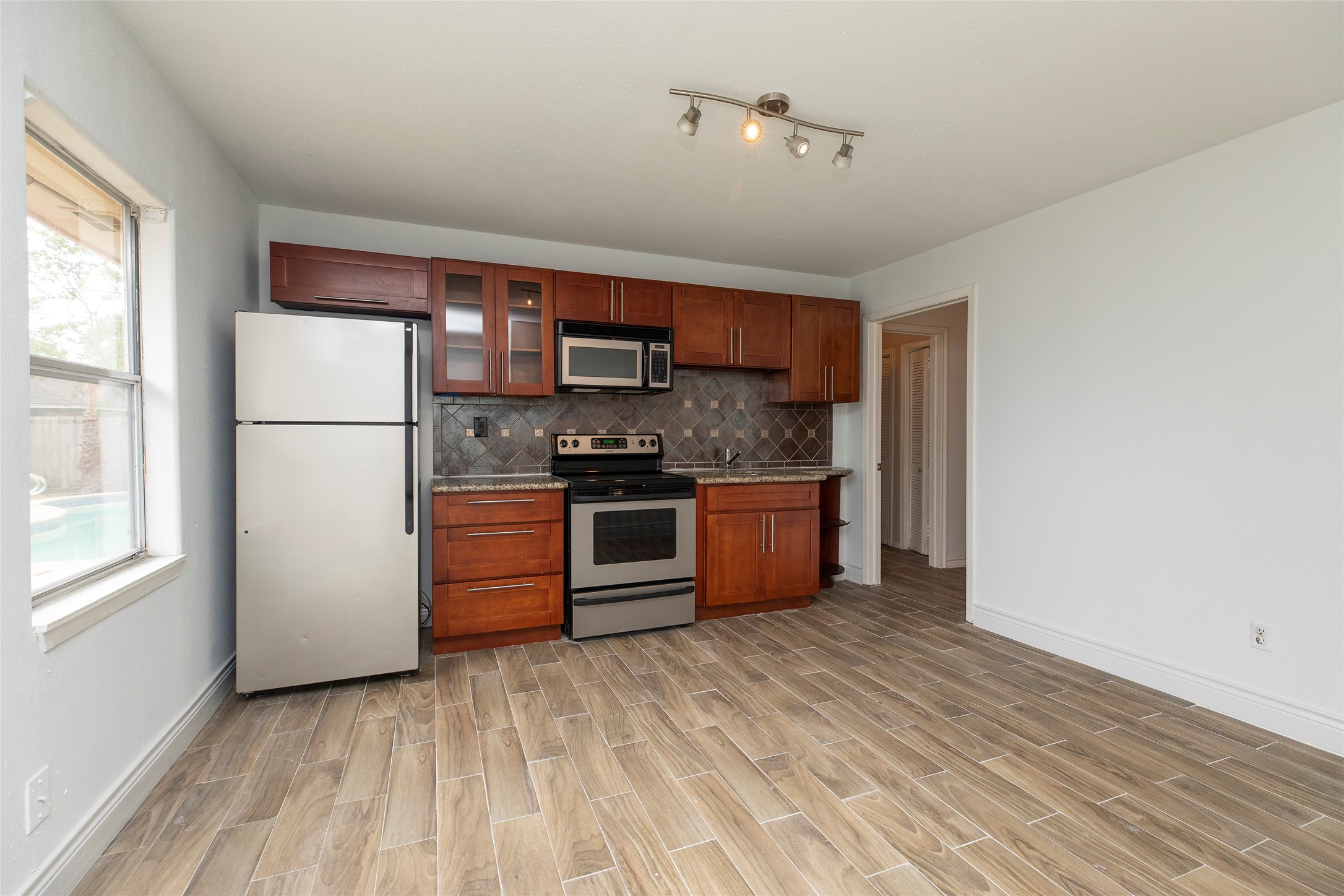 2706 Stetson Lane Houston, TX 77043 - Photo 30 of 46 ANOTHER VIEW OF GARAGE APARTMENT
