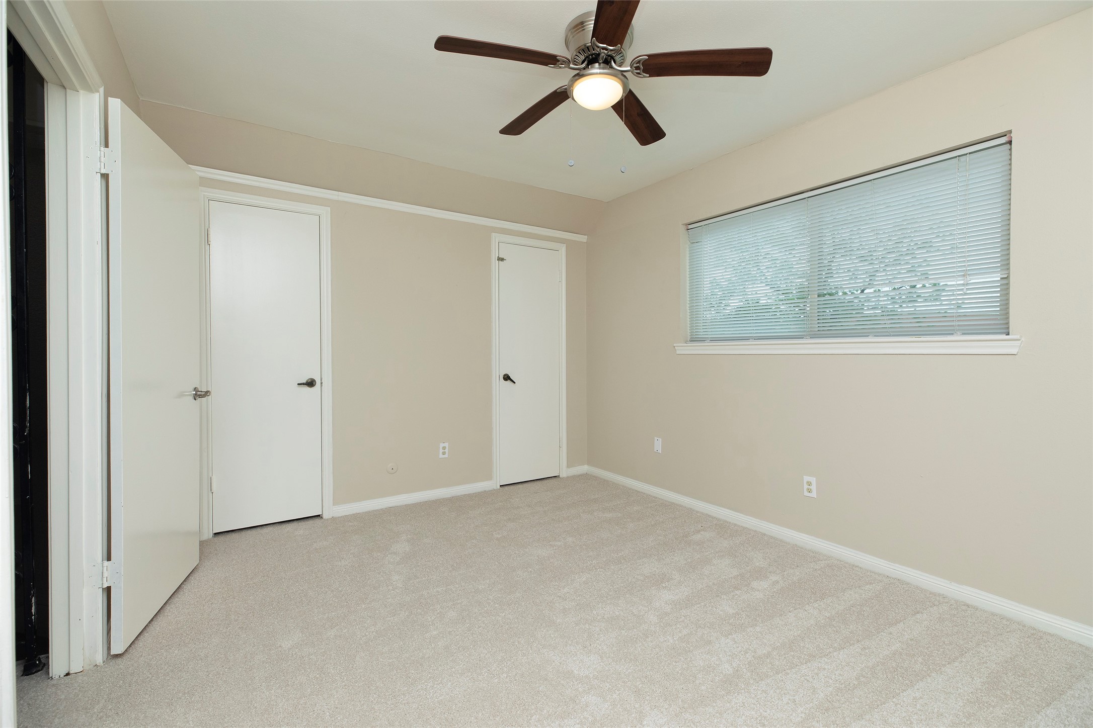 2706 Stetson Lane Houston, TX 77043 - Photo 36 of 46 UPSTAIRS SPACIOUS BEDROOM