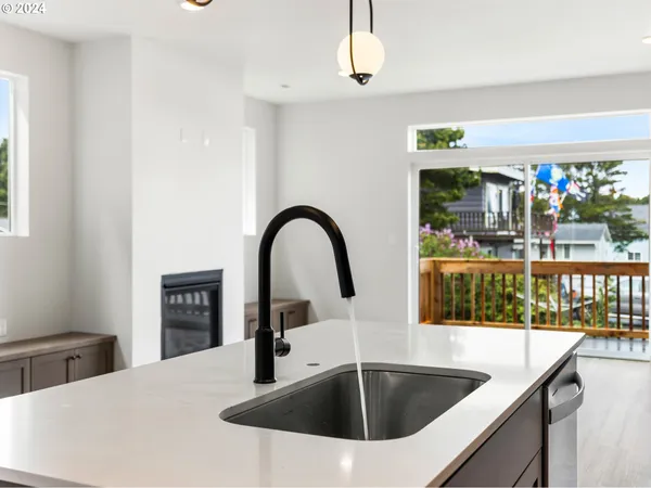 $1,199,900 | 331 Southeast Jetty Avenue, Lincoln City, OR 97367