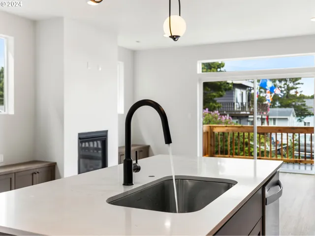 $1,199,900 | 331 Southeast Jetty Avenue, Lincoln City, OR 97367