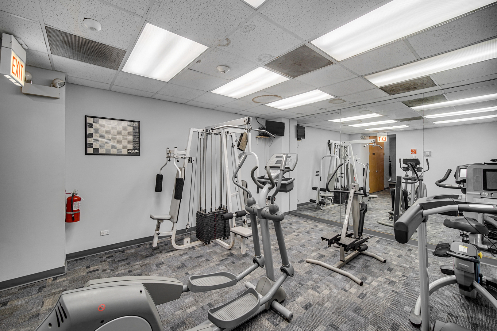 1401 East 55th Street, Unit 313N Chicago, IL 60615 - Photo 12 of 20 a view of a room with gym equipment