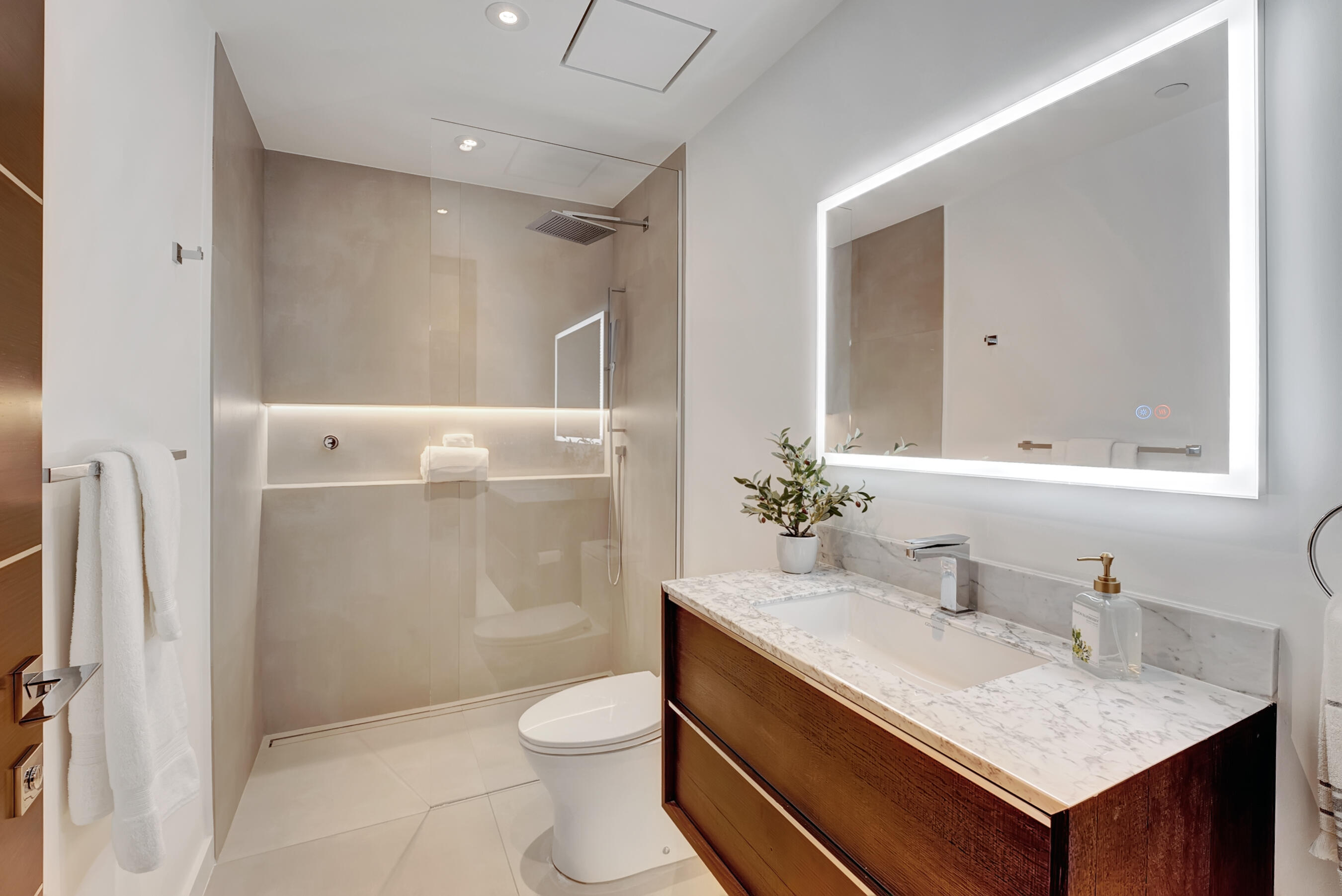 462 East Boca Raton Road Boca Raton, FL 33432 - Photo 20 of 43 1st Floor Bathroom