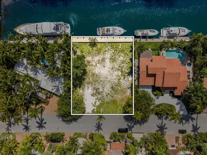 an aerial view of a house with yard swimming pool and outdoor seating