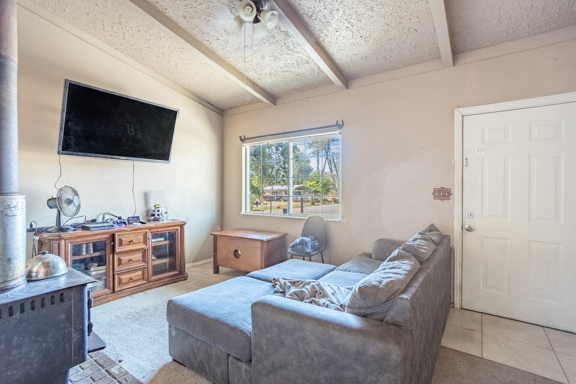 12141 Cinder Road Redding, CA 96003 - Photo 5 of 23 a living room with furniture and a flat screen tv