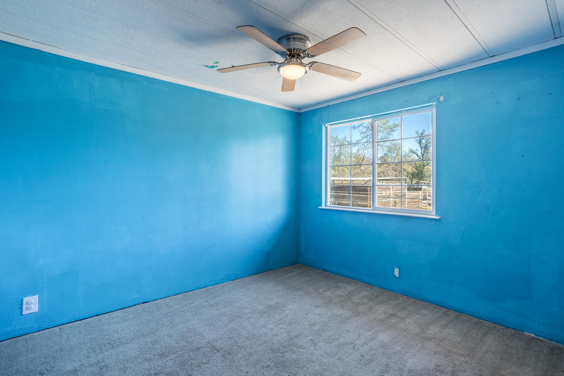 12141 Cinder Road Redding, CA 96003 - Photo 9 of 23 an empty room with a window