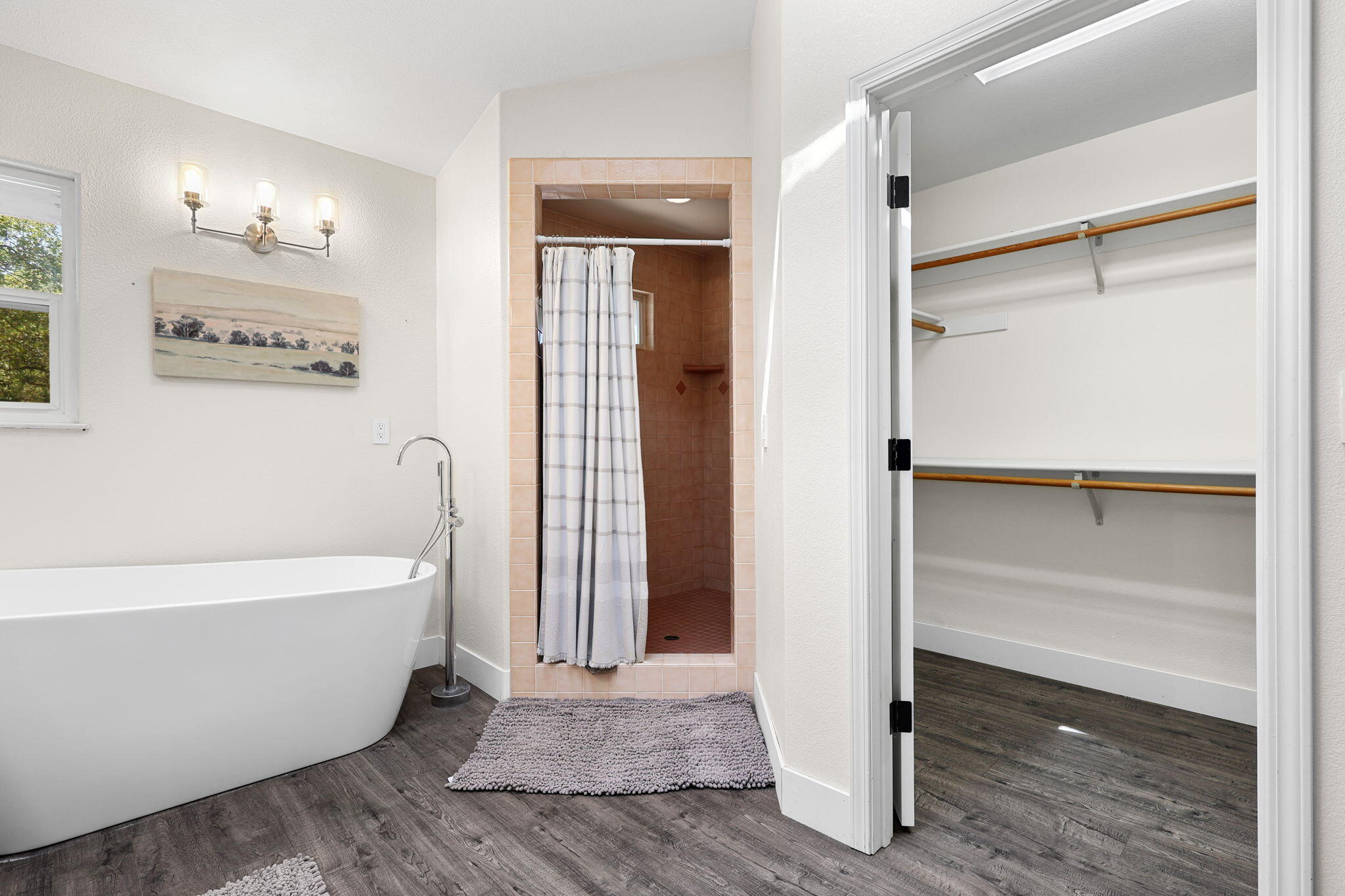 21791 Wilcox Road Red Bluff, CA 96080 - Photo 90 of 135 EnSuite Bath -Soaking Tub & Stall Shower