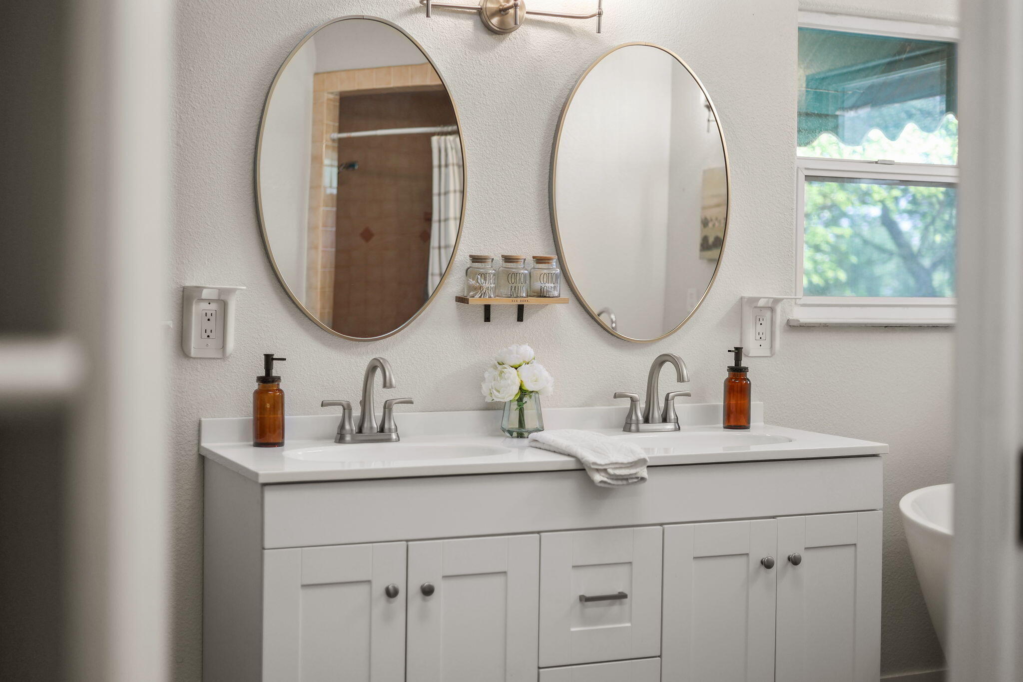 21791 Wilcox Road Red Bluff, CA 96080 - Photo 94 of 135 EnSuite Bathroom