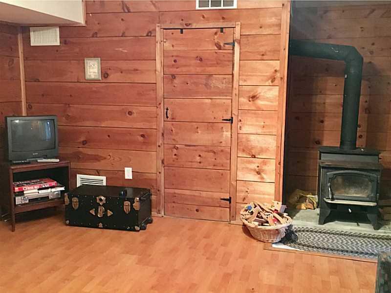 68 Hemlock Road South Kingstown, RI 02879 - Photo 16 of 21 Den/Family/Great Room.