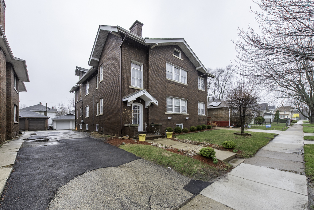 415 West Ridgeland Avenue, Unit 2 Waukegan, IL 60085 - Photo 2 of 25