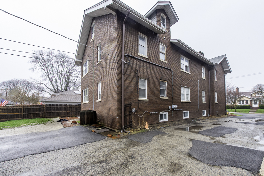 415 West Ridgeland Avenue, Unit 2 Waukegan, IL 60085 - Photo 3 of 25