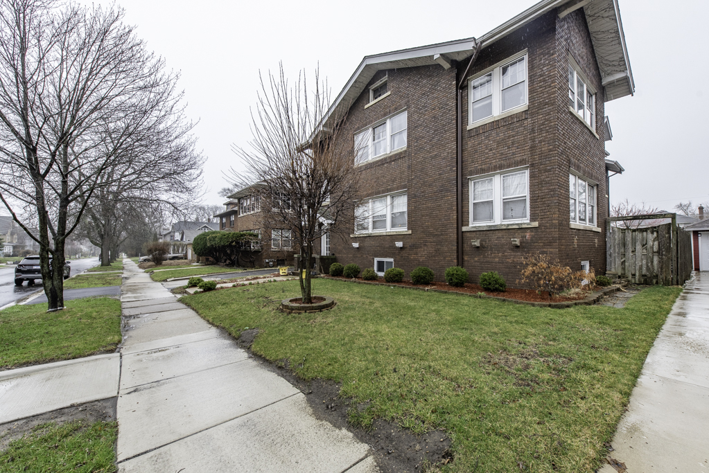 415 West Ridgeland Avenue, Unit 2 Waukegan, IL 60085 - Photo 4 of 25