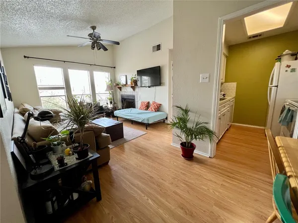 $1,900 | 2706 Salado Street, Unit 302, Austin, TX 78705