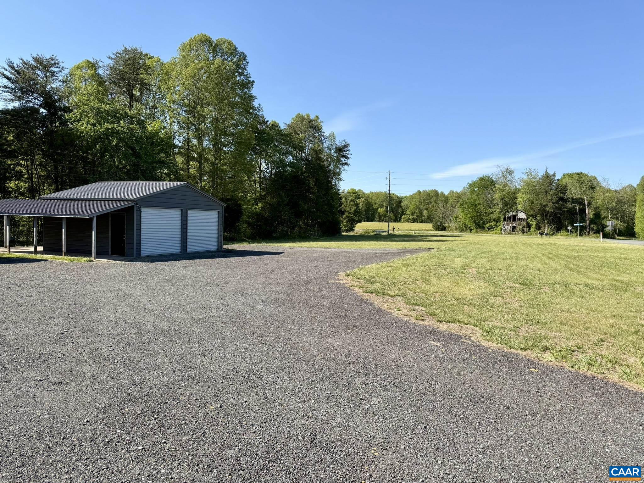 1497 Salem Church Road Palmyra, VA 22963 - Photo 8 of 37 Driveway & Garage