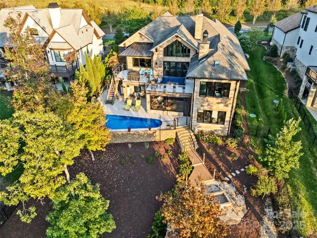 a view of residential houses with yard