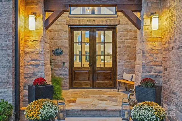 a view of entryway with a flower garden