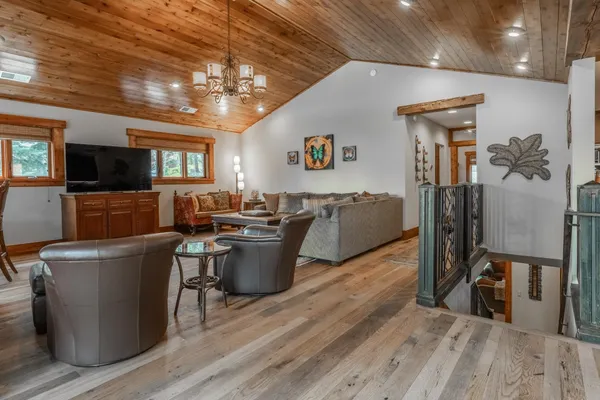 $2,850,000 | 2124 Forest Trail, Mammoth Lakes, CA 93546