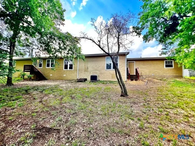 a view of a house with backyard