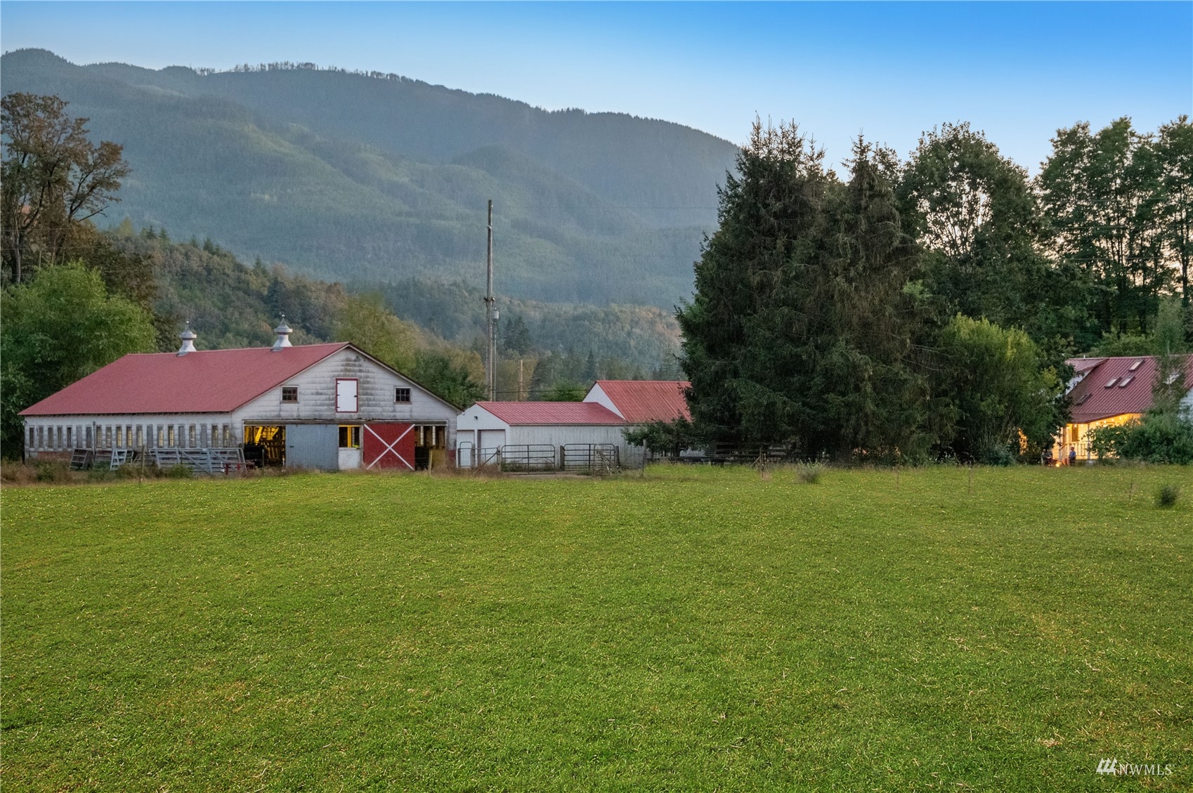 9231 Kendall Road Sumas, WA 98295 - Photo 34 of 40 a front view of a house with a garden and yard